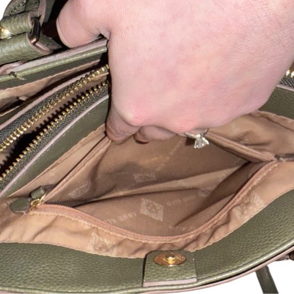 Chic Green Tote with Gold Accents - Picture 6 of 8